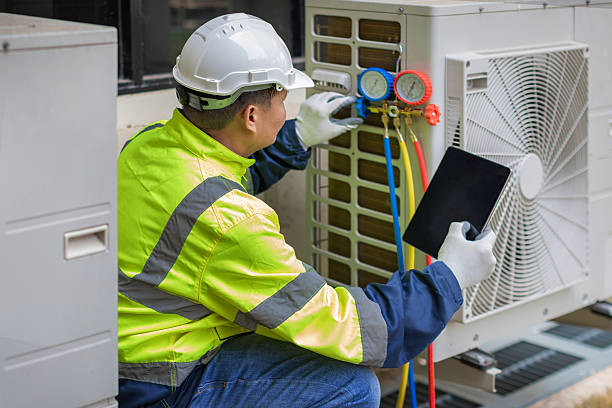 Professional Hvac technician working in Roselle, IL